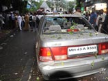 Теракт в Мумбаи: с помощью машины, мотоцикла и зонтика убили 21 и ранили свыше 140 человек Теракт в Мумбаи: с помощью машины, мотоцикла и зонтика убили 21 и ранили свыше 140 человек