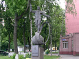 Статуя является копией памятника, созданного в 1984 году к 50-летию космонавта известным отечественным скульптором Анатолием Новиковым и установленного в подмосковном городе Люберцы (на фото)