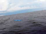 Там он заметил большое количество людей в воде, но различить их было довольно сложно Там он заметил большое количество людей в воде, но различить их было довольно сложно