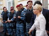 Тимошенко снова выгнали из зала суда - она устроила сидячую забастовку