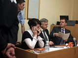 "Тимошенко не имела права единолично выдавать директивы на подписание газовых контрактов. Несмотря на это она превышая власть и полномочия, дала указание Дубине по поводу их подписания", - утверждала государственный обвинитель Лилия Фролова