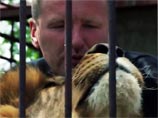Владелец частного зоопарка на Украине проживет больше месяца в клетке со львами