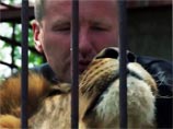 Владелец частного зоопарка на Украине проживет больше месяца в клетке со львами Владелец частного зоопарка на Украине проживет больше месяца в клетке со львами