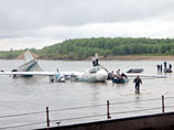 Специалисты ООО "Речное пароходство" в воскресенье извлекли из реки фюзеляж самолета Ан-24, который в понедельник совершил аварийную посадку на Оби