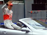 Чемпион "Формулы-1" Дженсон Баттон прокатился вдоль стен Кремля