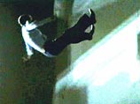 Москвич бросался с балкона бутылками, а при виде полиции поджег квартиру с родителями и прыгнул с 10-го этажа