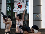 Охранник грузинского посольства в Киеве набросился на фотографов и активисток движения FEMEN (ВИДЕО)