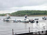 Причиной аварийной посадки 11 июля самолета Ан-24 на воду реки Обь, в результате которой погибли семь человек, могла стать стружка, попавшая в масло загоревшегося двигателя