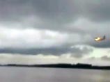 Очевидцы произошедшего на камеры мобильных телефонов сняли, как пылающий лайнер проносится по небу и садится прямо на воду