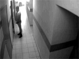 Видеозапись, на которой полуголый полицейский, похожий на замначальника Ломоносовского ОМВД Алексея Исакова, справляет нужду у дверей собственного кабинета, оказалась подлинной