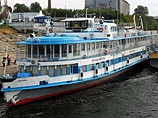 Среди спасшихся членов экипажа есть женщины и подростки: поварихи, официантки, аниматоры. Буфетчице - 18 лет, матросу - 17 лет, стажеру - 17 лет Среди спасшихся членов экипажа есть женщины и подростки: поварихи, официантки, аниматоры. Буфетчице - 18 лет, матросу - 17 лет, стажеру - 17 лет