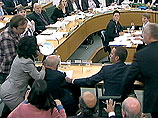 В ходе вчерашней попытки оправдаться перед британским парламентом по скандальному "делу о прослушки" медиамагнат Руперт Мердок стал жертвой нападения хулигана