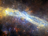 На фотографиях с Herschel хорошо видно кольцо плотного холодного газа, смешанного с пылью, где идут процессы образования новых звезд. Астрономы отмечают, что оно перекручено так, что с нашей точки зрения напоминает символ бесконечности