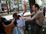 На возмущение журналистов по поводу его поведения агрессивный защитник посольства ударил фотокорреспондента "Комментариев" рукой по голове
