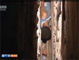 13-летний мальчик застрял в узкой расщелине между двумя стенами в городе Баоцзи на северо-западе Китая