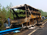 В Китае на скоростной автомагистрали около города Синьян провинции Хэнань загорелся двухэтажный автобус, оборудованный 35 спальными местами. В результате инцидента погиб 41 человек