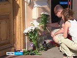 Москвичи приносят цветы к посольству Норвегии Москвичи приносят цветы к посольству Норвегии