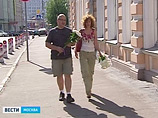 Москвичи и гости столицы приносят белые и красные розы, гвоздики, зажигают свечи. Люди оставляют записки со словами: "Помним, скорбим", "В эти дни мы всей душой с вами"