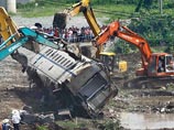Как сообщают китайские СМИ, следовавший из Пекина в город Фучжоу (Чжэцзян) экспресс D301 врезался в хвост поезда D3115. Столкновение произошло на эстакаде, несколько сошедших с рельсов вагонов обоих поездов рухнуло вниз