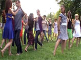 Танцоры-любители устроили в один день два флэшмоба "Танго на траве" - сначала в столичном Парке имени Горького, а затем в Парке Победы