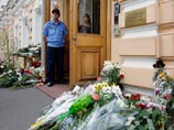 Трагедия в Норвегии разделила россиян: одни скорбят у посольства, другие в блогах учат Европу, как жить Трагедия в Норвегии разделила россиян: одни скорбят у посольства, другие в блогах учат Европу, как жить