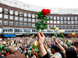 Несколько тысяч жителей Осло собрались в понедельник в центре столицы, чтобы почтить память жертв двойного теракта в Норвегии