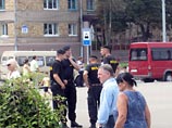 Те несколько человек, которые рискнули прикрепить на себя белые ленточки, так и не смогли собраться в одно время в каком-то одном месте рынка и буквально растворились среди продавцов и покупателей Те несколько человек, которые рискнули прикрепить на себя белые ленточки, так и не смогли собраться в одно время в каком-то одном месте рынка и буквально растворились среди продавцов и покупателей