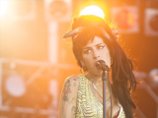 Эми Уайнхаус могла умереть из-за того, что резко завязала с алкоголем, считают врачи Эми Уайнхаус могла умереть из-за того, что резко завязала с алкоголем, считают врачи