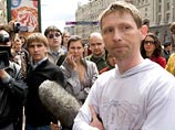 Человеком, которому сломали руку при задержании участников несанкционированного митинга оппозиции 31 июля на Триумфальной площади в Москве, оказался известный блоггер и гей-активист, член движения "Солидарность" Алексей Давыдов