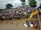 В Индии автобус с 60 пассажирами упал с моста в пропасть