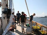 Группа шведских исследователей морских глубин отправилась на поиски обломков кораблекрушения вековой давности. Но вместо нескольких ящиков шампанского с помощью сонара обнаружила на 92-метровой глубине странный округлый предмет 