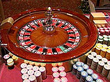 ФСБ заявила, что самое роскошное казино компании - "Шангри-Ла" - незаконно продолжило работу. В апреле в ходе обыска были обнаружены, как утверждается, действующие рулетк