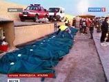 Беженцы из Северной Африки, трупы которых были найдены итальянской береговой полицией на судне у берегов острова Лампедуза 31 июля, были заживо погребены в моторном отсеке размером 2 на 3 метра Беженцы из Северной Африки, трупы которых были найдены итальянской береговой полицией на судне у берегов острова Лампедуза 31 июля, были заживо погребены в моторном отсеке размером 2 на 3 метра