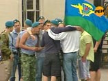 Десантники начали День ВДВ со службы в храме, а закончили погромами палаток с цветами и атакой овощебазы Десантники начали День ВДВ со службы в храме, а закончили погромами палаток с цветами и атакой овощебазы