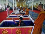 В Таиланде появился храм, где можно начать жизнь заново, отрепетировав собственные похороны В Таиланде появился храм, где можно начать жизнь заново, отрепетировав собственные похороны