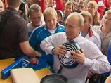 Путин пытался понравиться молодежи. Издание публикует фотографию, на которой премьер перед толпой юных прокремлевских патриотов гнет сковородку голыми руками