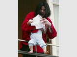 Майкл Джексон, вывесивший своего ребенка за перила балкона на пятом этаже