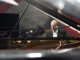 В декабре 2010 года Путин показал себя с более мягкой стороны - "щекотал клавиши рояля и задушевно пел в микрофон"