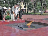 В Петрозаводске задержаны двое мужчин, которые затушили пивом Вечный огонь в мемориале защитникам Отечества, отмечая День ВДВ