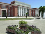 В центре Душанбе, рядом со зданием парламента Таджикистана, в среду произошла массовая драка с участием в общей сложности 50 человек - китайских и таджикских рабочих. В центре Душанбе, рядом со зданием парламента Таджикистана, в среду произошла массовая драка с участием в общей сложности 50 человек - китайских и таджикских рабочих.
