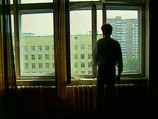 В Хакасии попытка молодого человека пошутить над своей гражданской женой закончилась трагедией - оба выпали из окна квартиры, расположенной на пятом этаже
