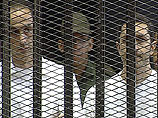 На скамье подсудимых, помимо Мубарака, - его сыновья, экс-министр внутренних дел Хабиб аль-Адли и еще шесть бывших чиновников силовых ведомств