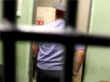 После того, как Дмитрия Щедрина отвели в камеру, у него отняли диктофон. Тогда, выключив камеру, он спрятал флешку в отвороте джинс После того, как Дмитрия Щедрина отвели в камеру, у него отняли диктофон. Тогда, выключив камеру, он спрятал флешку в отвороте джинс