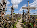 Католические паломники установили новые сотни крестов на Крестовой горе у города Шяуляй в Литве