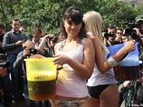 Фанатки Медведева разделись "за пиво" в центре Москвы Фанатки Медведева разделись "за пиво" в центре Москвы