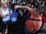 Поклонницы Дмитрия Медведева устроили в четверг в центре Москвы своеобразную акцию в поддержку президентского законопроекта о запрете употребления пива в общественных местах