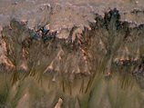 Ученые из университета Аризоны США обнаружили на Марсе следы соленых ручьев, что является косвенным доказательством наличия на Красной планете воды, а возможно, и жизни