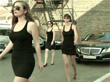 Молодые нацболки, одетые в черные обтягивающие мини-платья, черные туфли на каблуках и темные очки, приезжают во двор на черном Mercedes представительского класса Молодые нацболки, одетые в черные обтягивающие мини-платья, черные туфли на каблуках и темные очки, приезжают во двор на черном Mercedes представительского класса