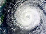 Мощный тайфун обрушился на Японию и движется на Китай