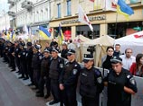 Сторонников Тимошенко, протестующих против ее ареста, окружил спецназ Сторонников Тимошенко, протестующих против ее ареста, окружил спецназ